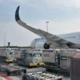 Airbus A350-900 de LATAM Airlines transportando contenedores de carga.