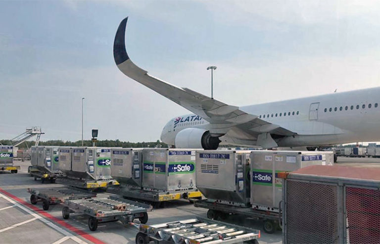 Airbus A350-900 de LATAM Airlines transportando contenedores de carga.