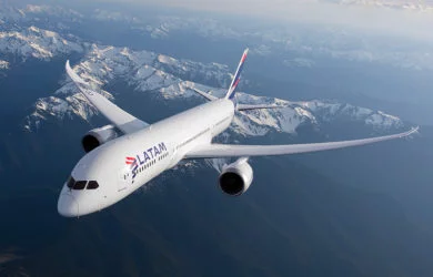 Boeing 787-9 de LATAM Airlines volando sobre la Cordillera de los Andes.