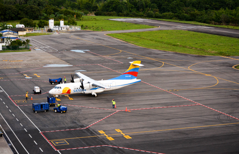 ATR 42 de Satena en el Aeropuerto Gustavo Artunduaga de Florencia.