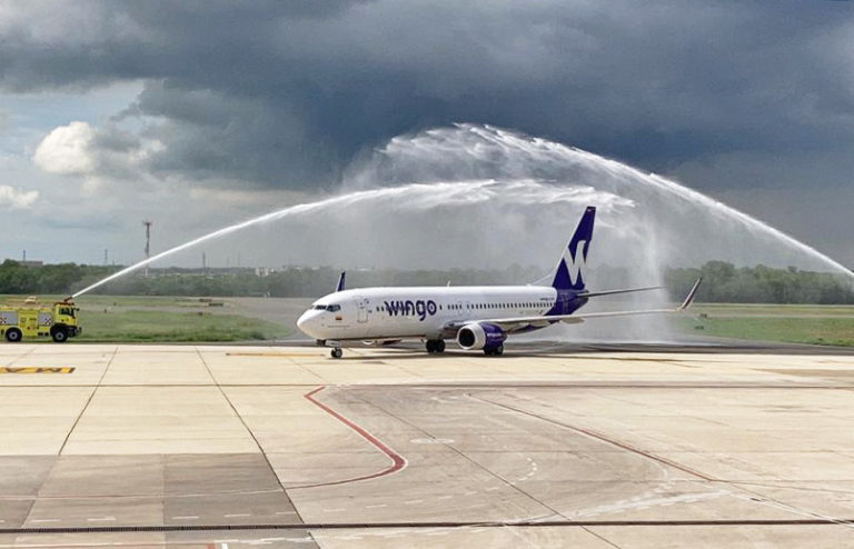 Bienvenida al Boeing 737-800 de Wingo en Cali.