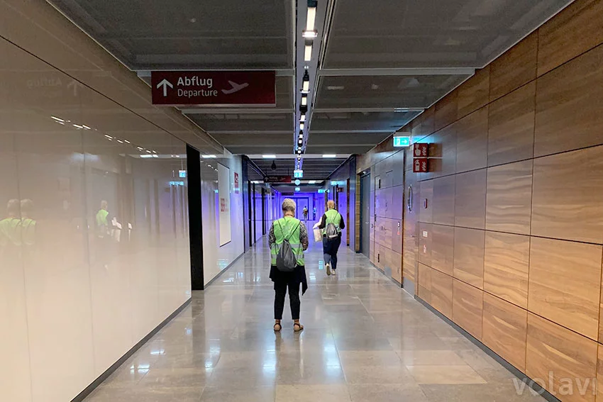 Salidas y llegadas. Los vuelos indicados como T5 son vuelos hacia o desde el antiguo terminal de Schönefeld, que ahora operará como Terminal 5 del nuevo BER. Para cambiar entre los dos terminales es necesario pagar pasaje en el S-Bahn (el tren urbano de Berlín).