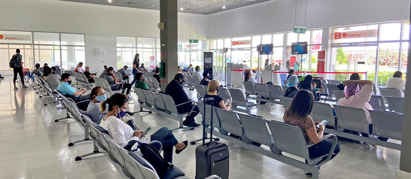 Pasajeros en sala de espera de un aeropuerto.