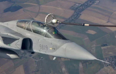 Reabastecimiento aéreo en vuelo del Saab Gripen.