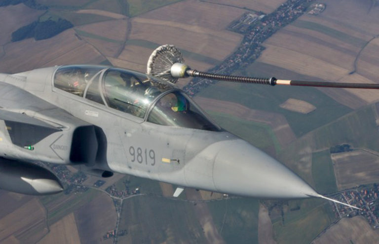 Reabastecimiento aéreo en vuelo del Saab Gripen.