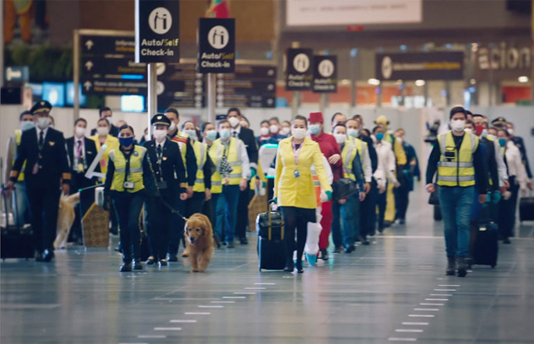 Trabajadores en el aeropuerto internacional El Dorado de Bogotá.