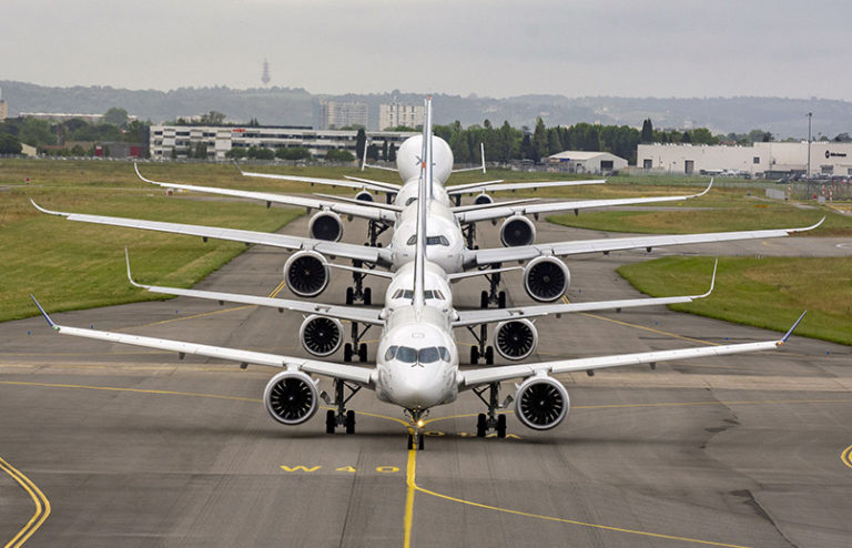 Familia de aviones de Airbus en formación.