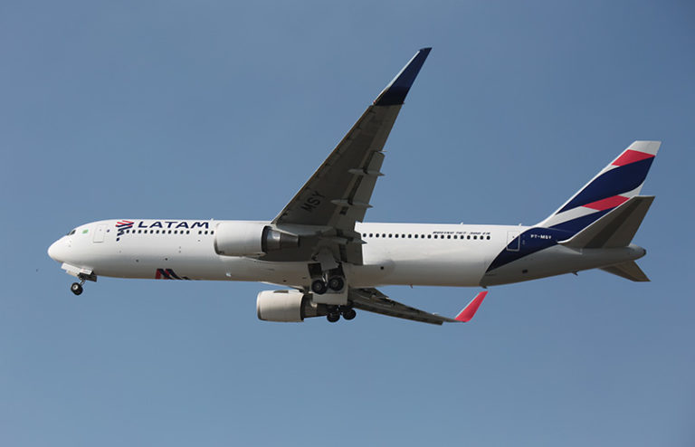 Boeing 767-300 de LATAM Airlines despegando en Sao Paulo.