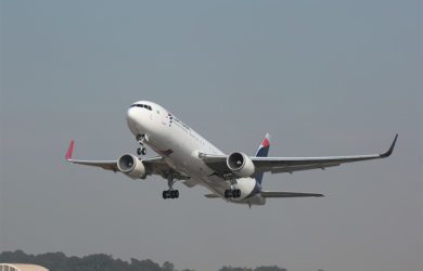 Boeing 767-300 de LATAM Airlines despegando.