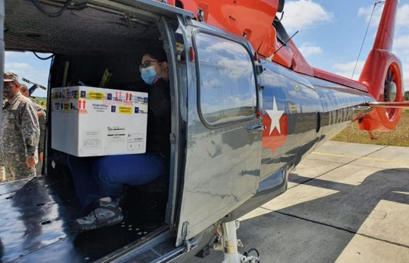 Transporte de vacunas para Covid-19 en un Airbus Helicopters de la Armada de Chile.