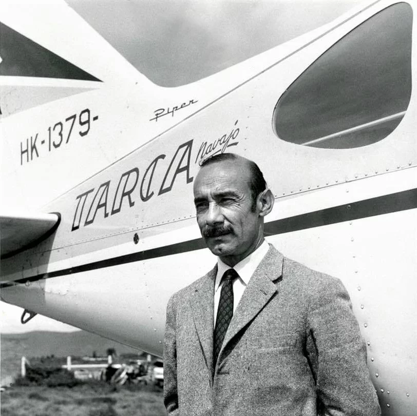 Capitán Luis Pérez Castillo con el Piper Navajo HK-1379. Capitán Luis Pérez Castillo con el Piper Navajo HK-1379.