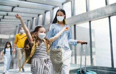 Pasajeros en un aeropuerto de LATAM Airlines.