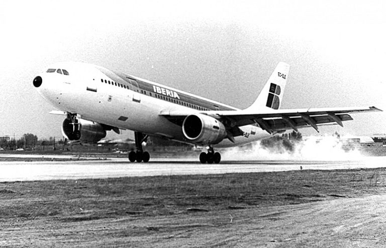 Airbus A300 de Iberia aterrizando en Madrid.
