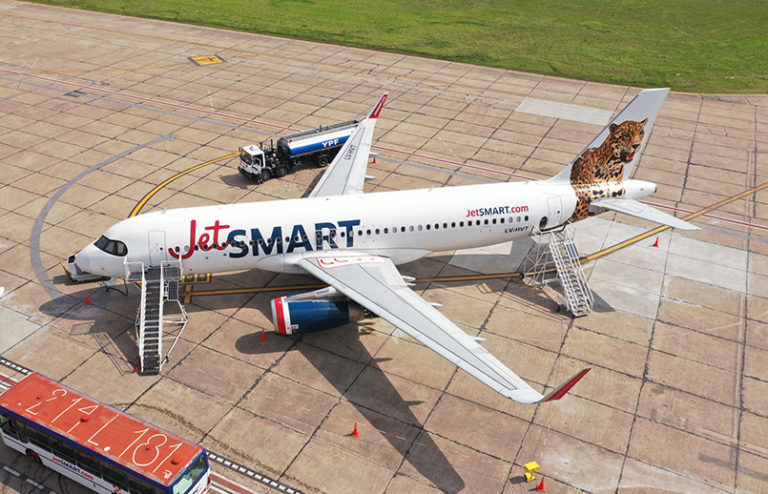 Airbus A320neo de JetSmart estacionado.