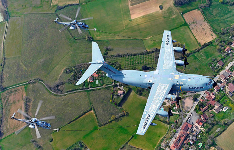 Reabastecimiento en vuelo de helicópteros del A400M.