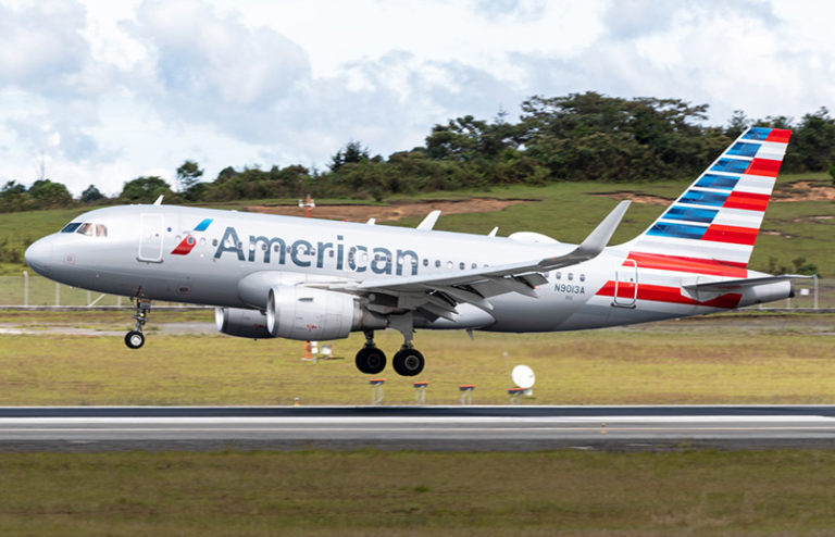 Airbus A319 de American Airlines aterrizando en Rionegro.