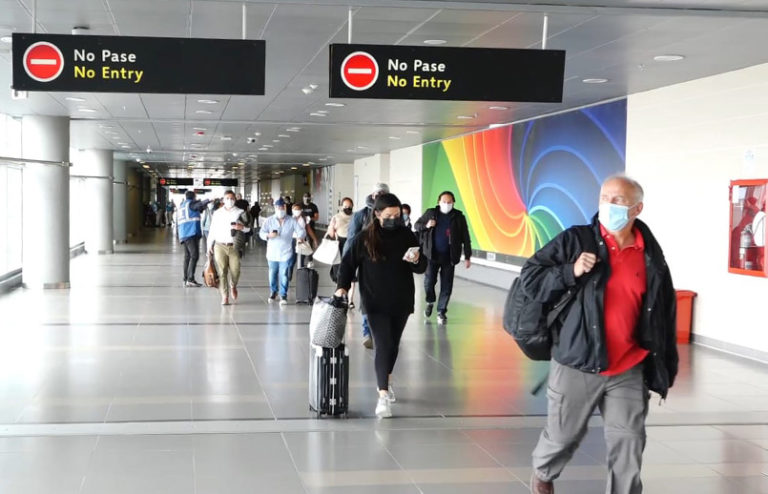 Pasajeros en tránsito en un aeropuerto.