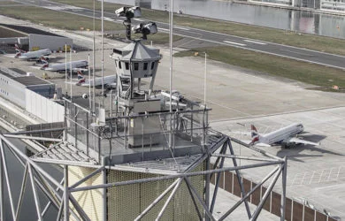 Torre remota de Saab en el London City Airport.