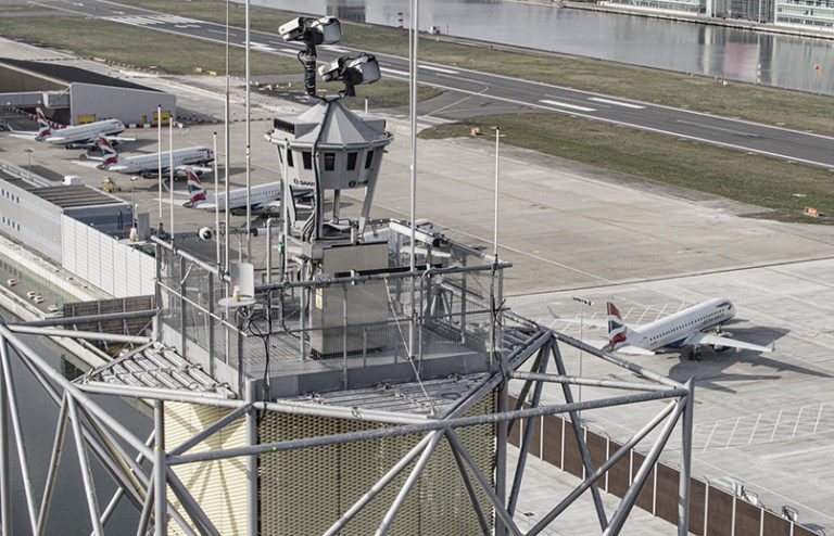 Torre remota de Saab en el London City Airport.