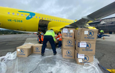 Transporte de kits escolares por parte de Viva Air a La Guajira.