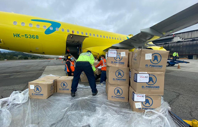 Transporte de kits escolares por parte de Viva Air a La Guajira.