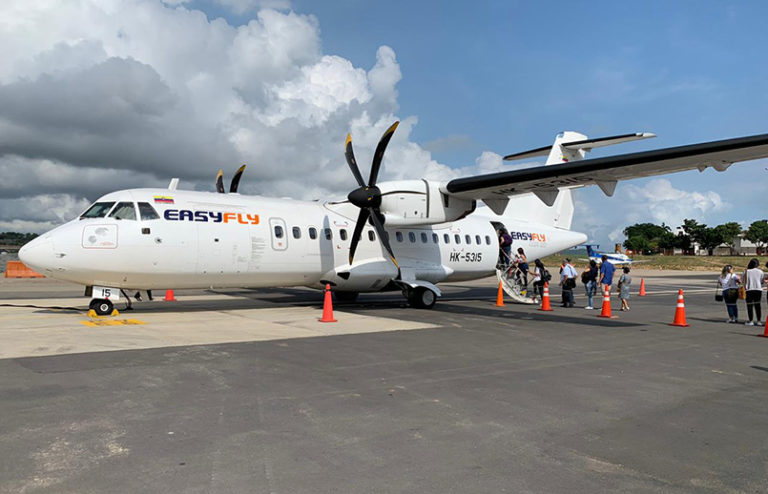 ATR 42 de EasyFly en el aeropuerto Alfonso Bonilla Aragón de Cali.