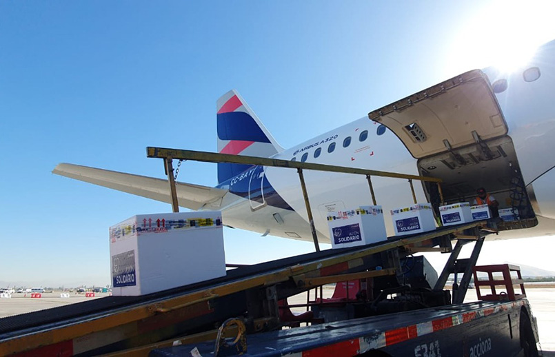 Transporte de vacunas en avión solidario de LATAM Airlines.