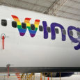 Arcoíris en el logo de un Boeing 737-800 de Wingo.