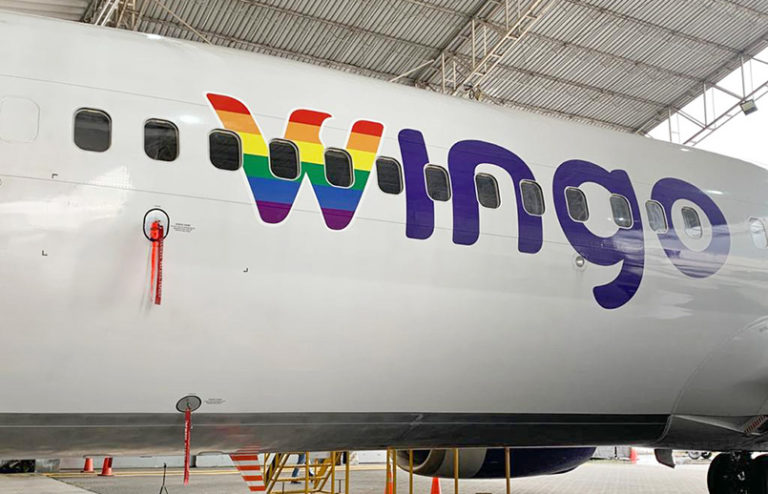 Arcoíris en el logo de un Boeing 737-800 de Wingo.