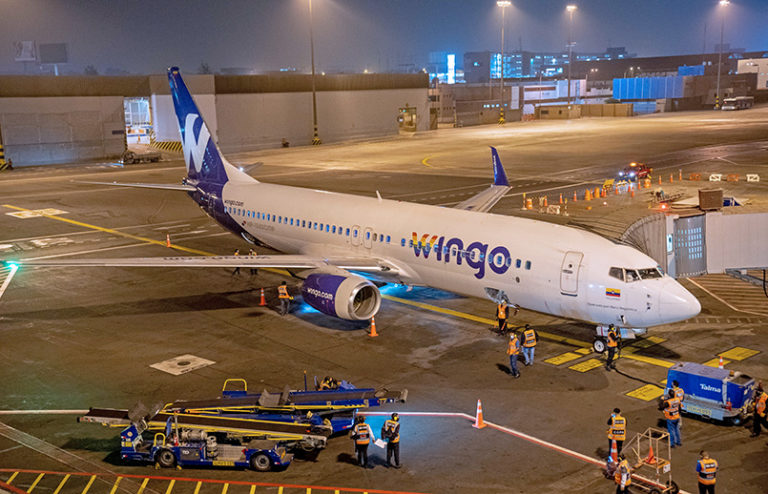 Boeing 737-800 de Wingo en el aeropuerto Jorge Chávez de Lima.
