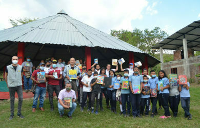 Entrega de libros en Miranda por parte de Viva Air.