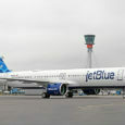 Airbus A321LR de JetBlue en el aeropuerto Heathrow de Londres.