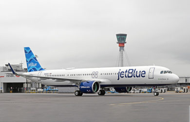 Airbus A321LR de JetBlue en el aeropuerto Heathrow de Londres.