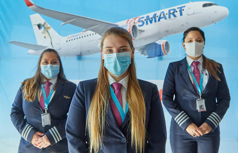 Tripulación femenina de JetSmart en campaña contra la violencia hacia la mujer.