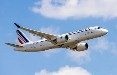 Primer Airbus A220 de Air France en vuelo.