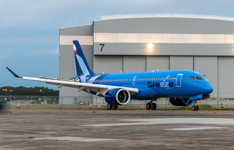 Nueva librea de Breeze Airways en su Airbus A220-300.