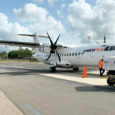 ATR 42-500 de EasyFly en remoque atrás.