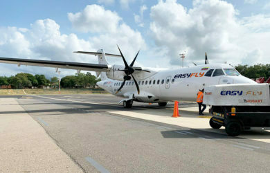 ATR 42-500 de EasyFly en remoque atrás.