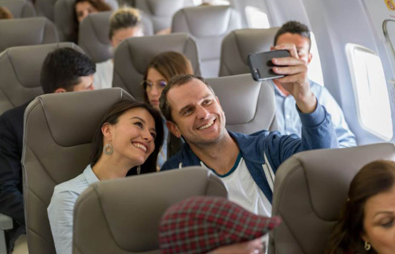 Pasajeros a bordo de un Boeing 737 de Wingo.