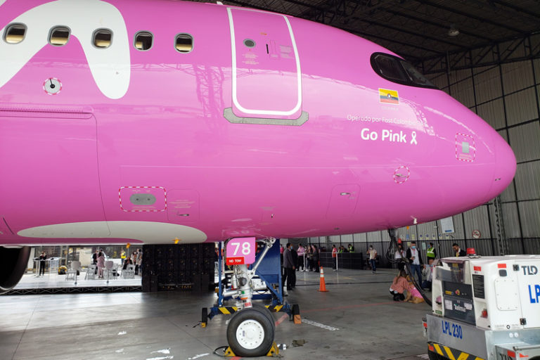 Avión Rosa Viva presentó su nuevo Airbus A320neo rosa