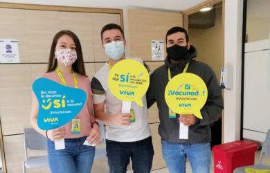 Colaboradores de Viva promoviendo la vacunación contra Covid-19.
