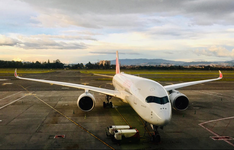 Airbus A350-900 de Iberia en plataforma.