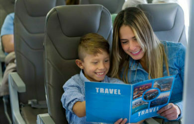 Pasajeros de Wingo leyendo el menú a bordo.