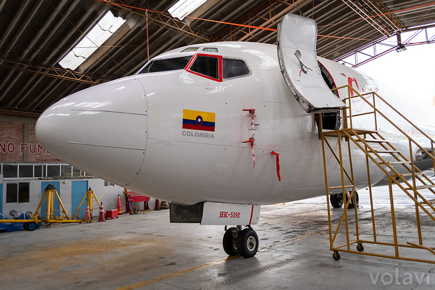 Detalle del radomo (nariz) del Boeing 737-200F de Aerosucre (HK-5192), con su nuevo esquema de pintura..