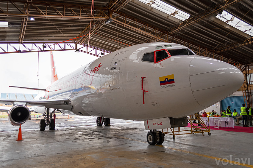 Vista lateral de un Boeing 737-2X6C de Aerosucre (HK-5192), con su nuevo esquema de pintura..