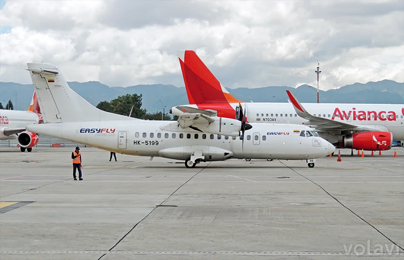 Aviones de EasyFly y Avianca en plataforma.