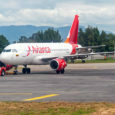 Airbus A320 de Avianca siendo remolcado en Bogotá.