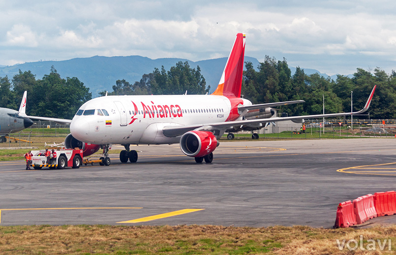 Airbus A320 de Avianca siendo remolcado en Bogotá.