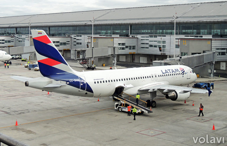 Airbus A320 de LATAM Airlines en el Aeropuerto Eldorado de Bogotá.