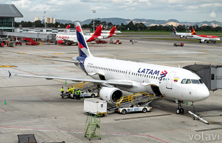 Airbus A320 de LATAM Airlines en Bogotá.